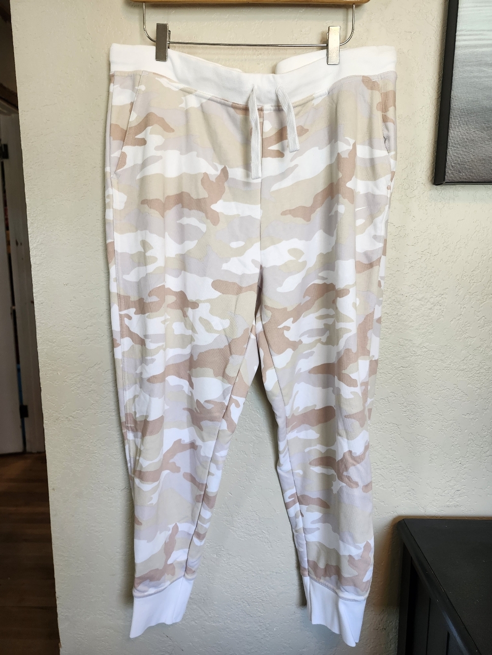 Nike Dri-Fit Women’s Beige & White Camo Jogger Capri Pants